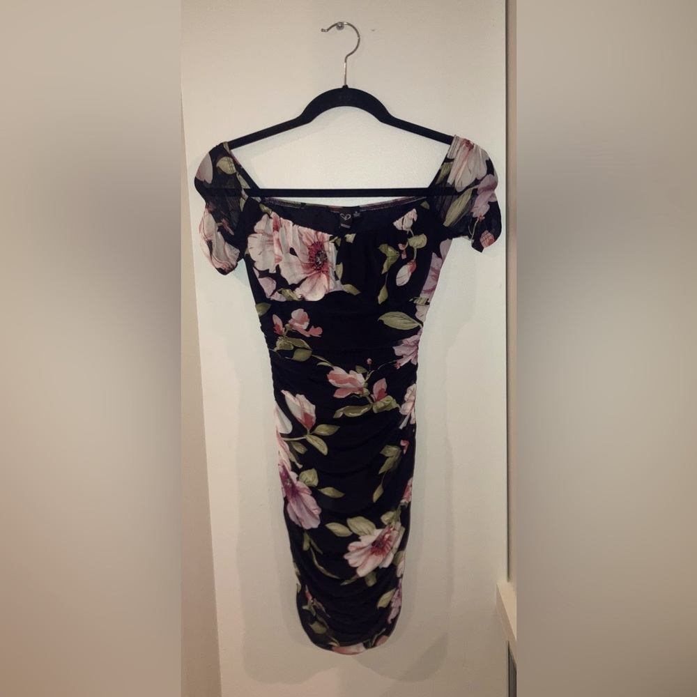 This dress is in great condition and has an off the shoulder sleeve design.